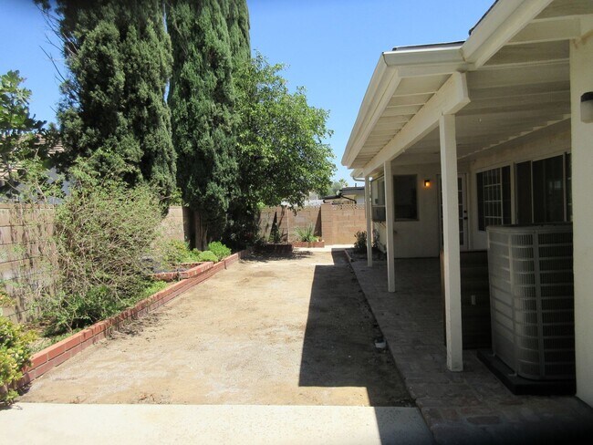 Building Photo - Duggan Property Management, Inc presents, Gorgeous home in Porter Ranch On Braemore Rd.