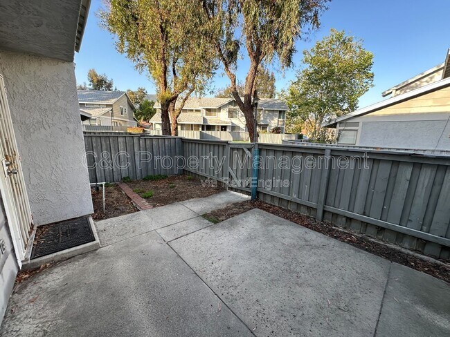 Building Photo - 1380 W 48th St