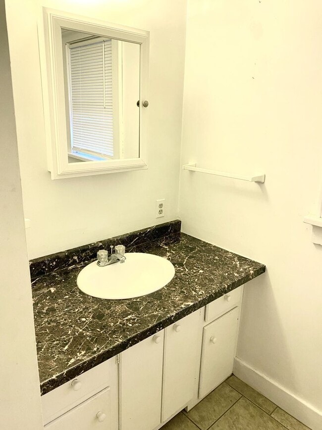 Building Photo - 1 bedroom home w/ fenced in yard