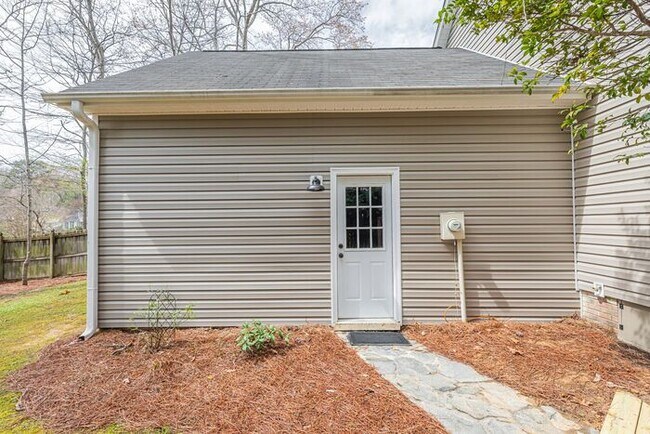 Building Photo - NW Large Updated Home! LR, DR, Den, FP, Ha...