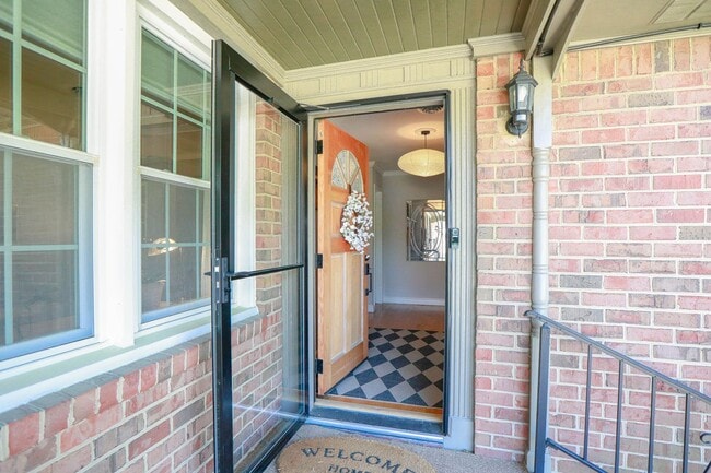 Building Photo - Charming 2BR in Historic Home – Bright, Sp...