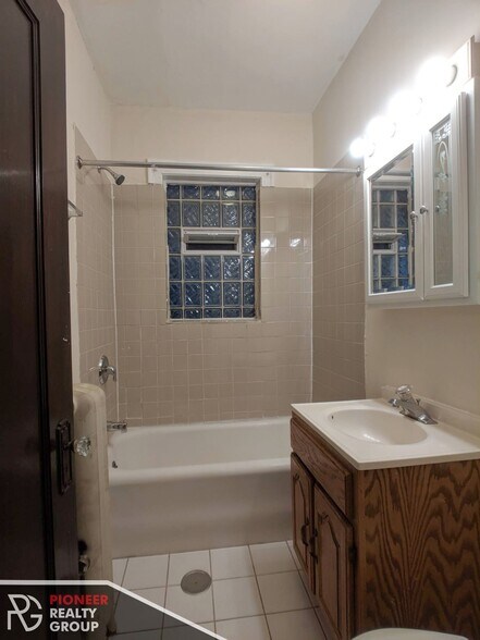 Building Photo - 4237 N Paulina St