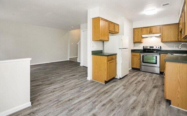 Building Photo - Three level townhome in Taskers Chance available mid June!