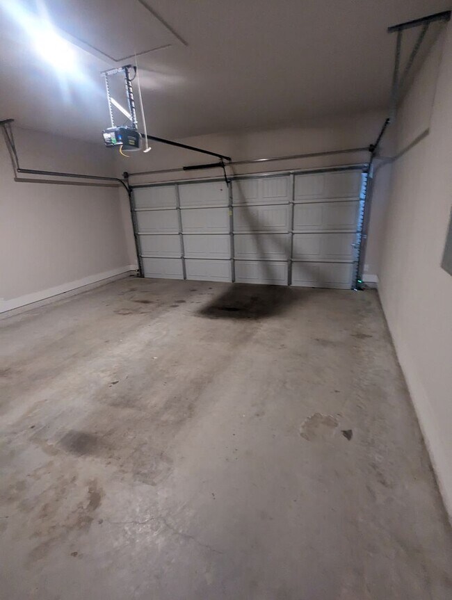 Building Photo - 4/2.5/2 - Beautiful 2 story/ PRIVATE PARKING!! GODLEY ISD