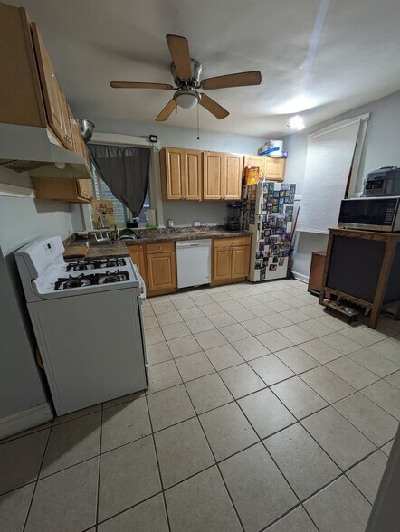 kitchen from sw corner - 3824 N Sawyer Ave