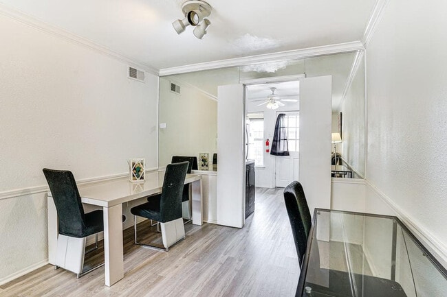 Building Photo - 10228 Regal Oaks Dr