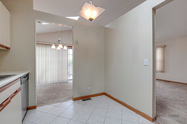 Building Photo - 614 Le Parc Cir
