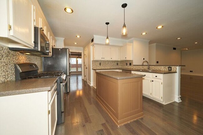 Building Photo - 4 BR with Great Floorplan in Carmel Schools!