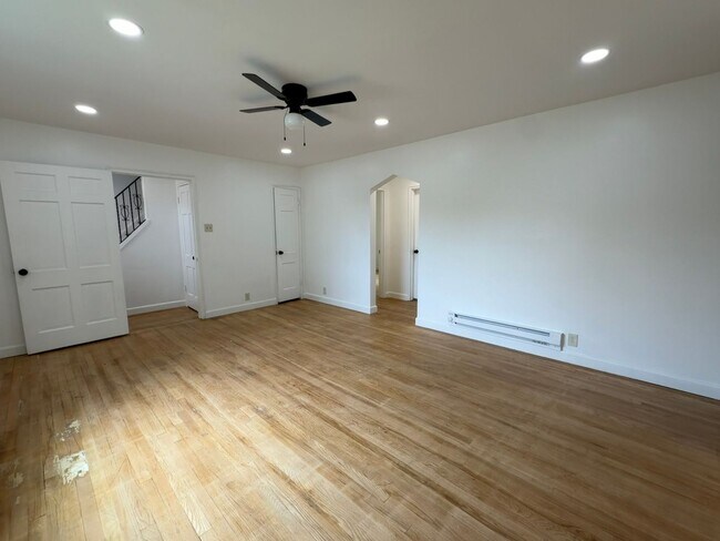 Building Photo - 419 Elm St