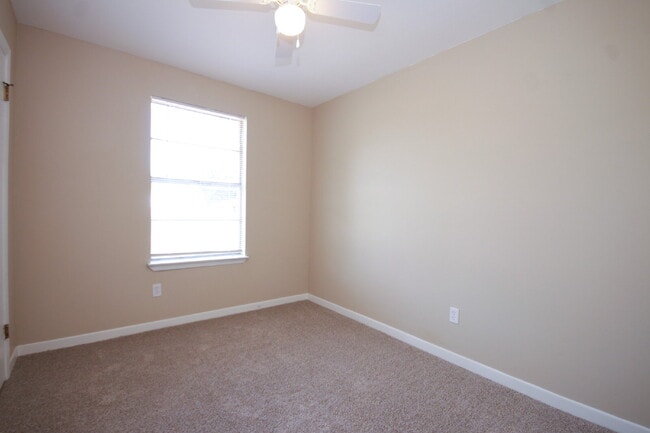 Building Photo - Updated 3BR/2BA Home with New Flooring & F...