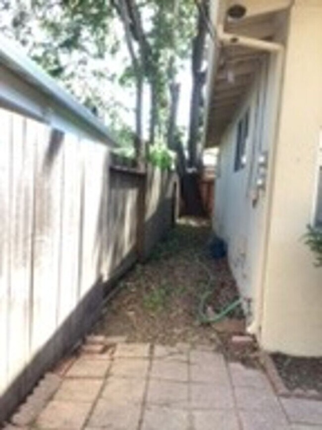 Building Photo - Cvet-2