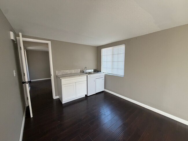 Building Photo - 4937 Sunburst Dr