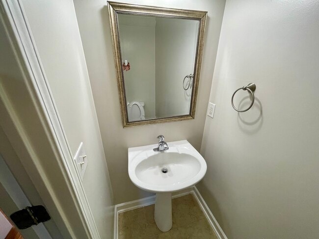 Building Photo - 1047 McKenna Dr