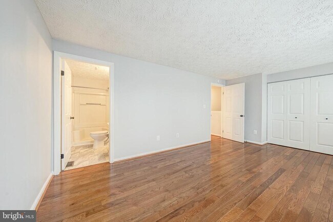 Building Photo - 6320 Lightburn Ct