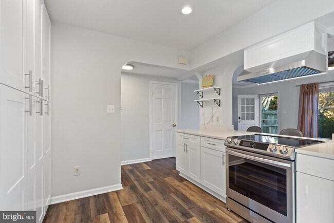 Building Photo - 6800 Melrose Dr