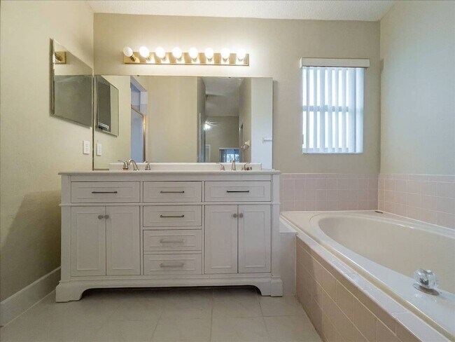 Building Photo - 218 Langford Park Ave