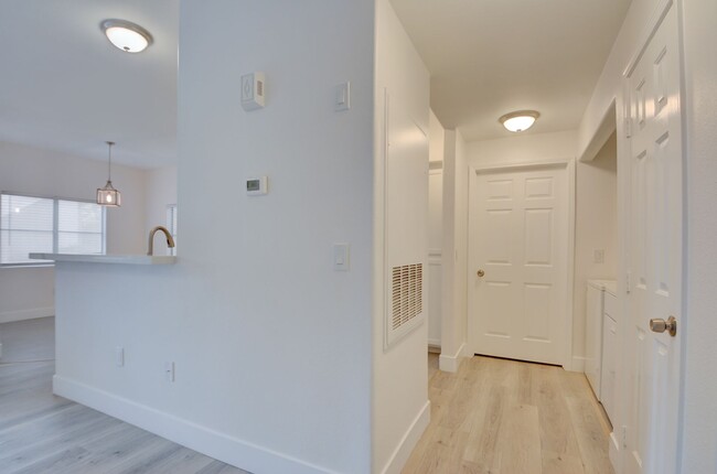 Building Photo - UPGRADED 2 BEDROOM CONDO!