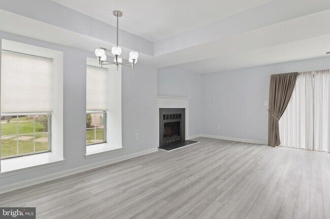 Building Photo - 2403 S Walter Reed Dr