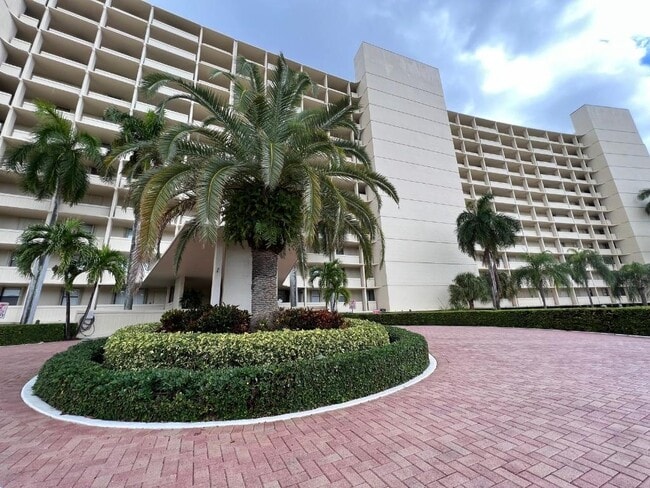 Building Photo - 132 Lakeshore Dr