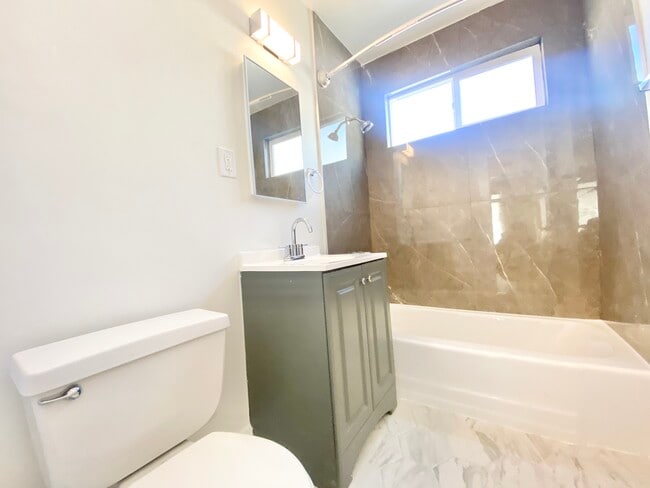 Building Photo - 515 S St Andrews Pl Los Angeles, CA 90020