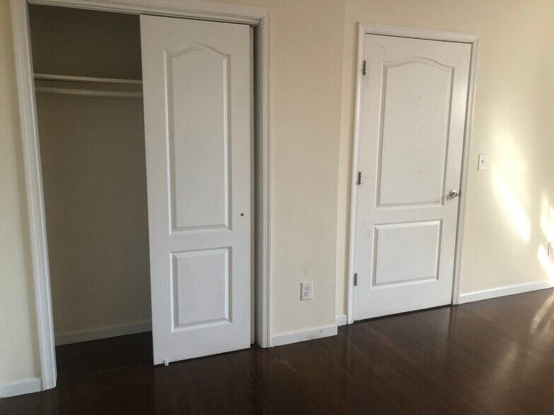 Building Photo - 529 54th St