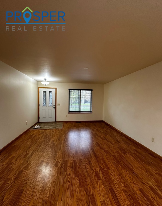 Building Photo - Charming Comfort Meets Prime Eau Claire Location!