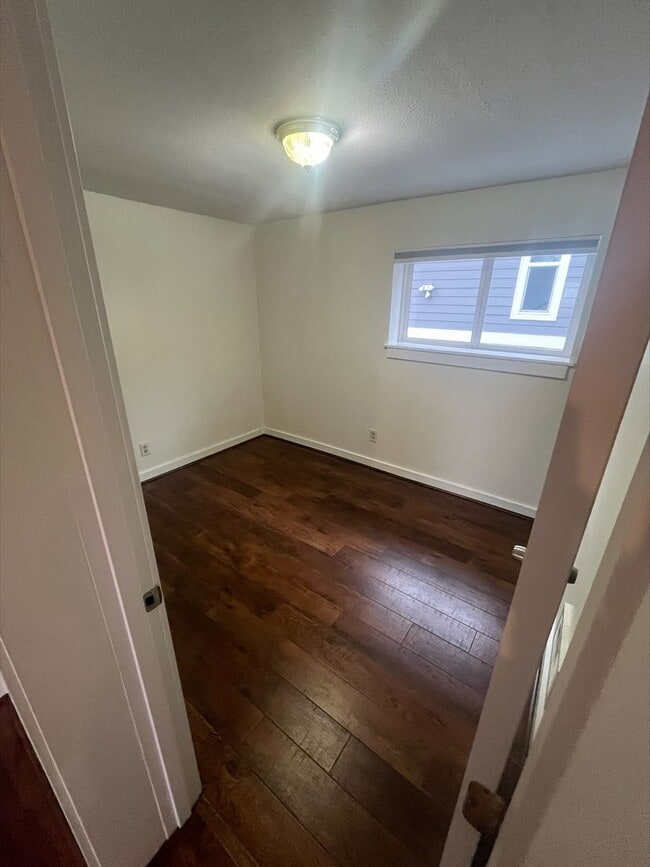 Building Photo - Charming home in a great neighborhood