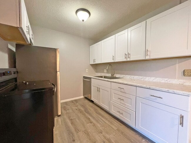 Building Photo - Newly Remodeled 3-Bedroom Townhome in Tonk...