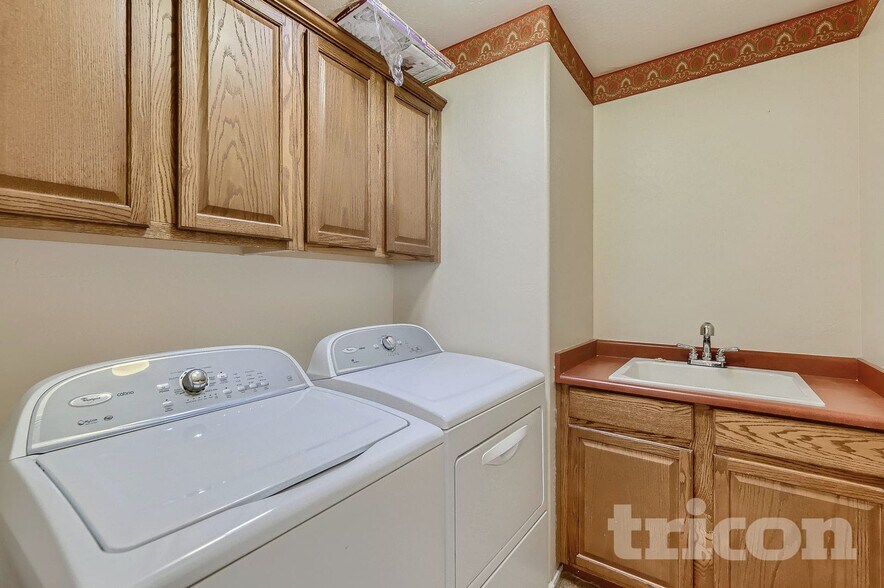 Building Photo - 4410 W Donner Dr