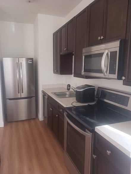 Building Photo - 323 N George St