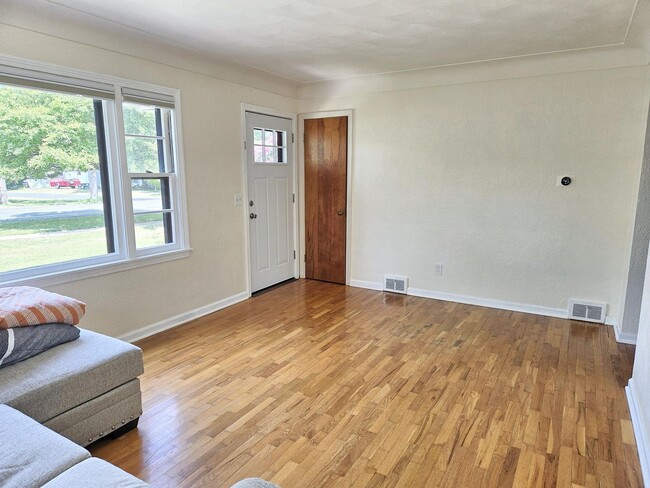 Building Photo - 814 Bacon Ave