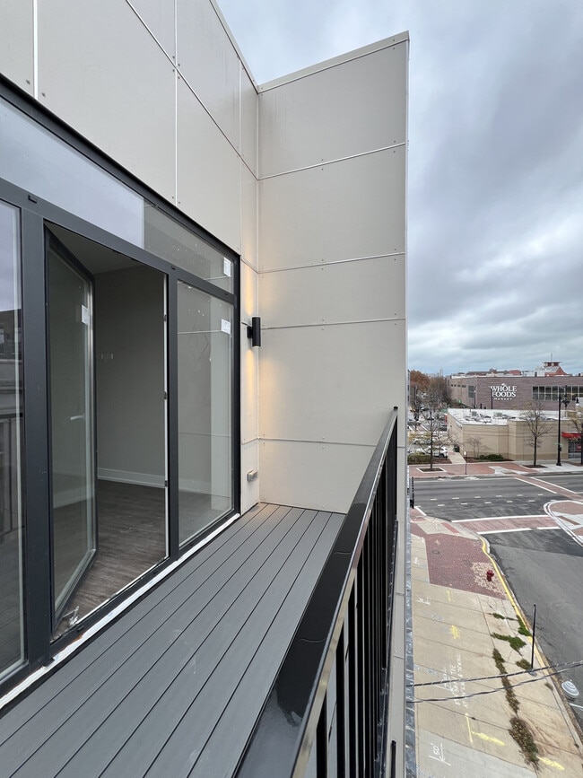 Building Photo - 3244 N Lincoln Ave