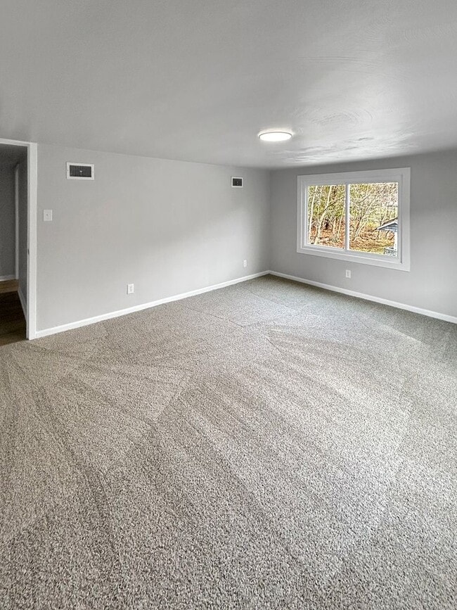 Building Photo - Welcome to this newly remodeled gem located in the heart of Collier, PA.