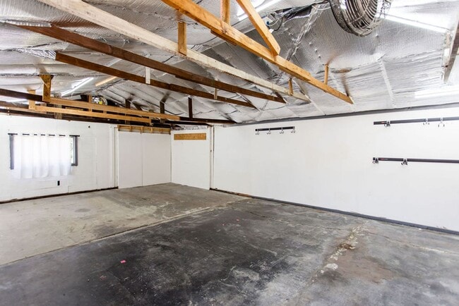 Building Photo - Charming 2 Bedroom House with Expansive Wo...