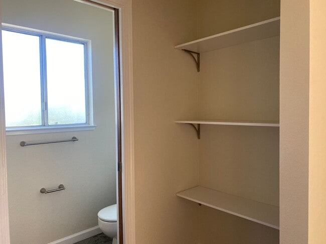 Building Photo - 3 BEDROOM 2 BATHROOM HOME IN THE PEPPERTREE SUBDIVISION