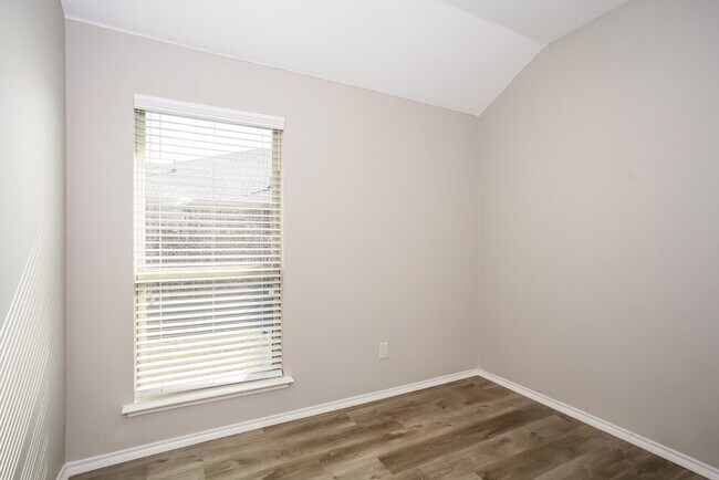 Building Photo - 3013 Melrose Dr