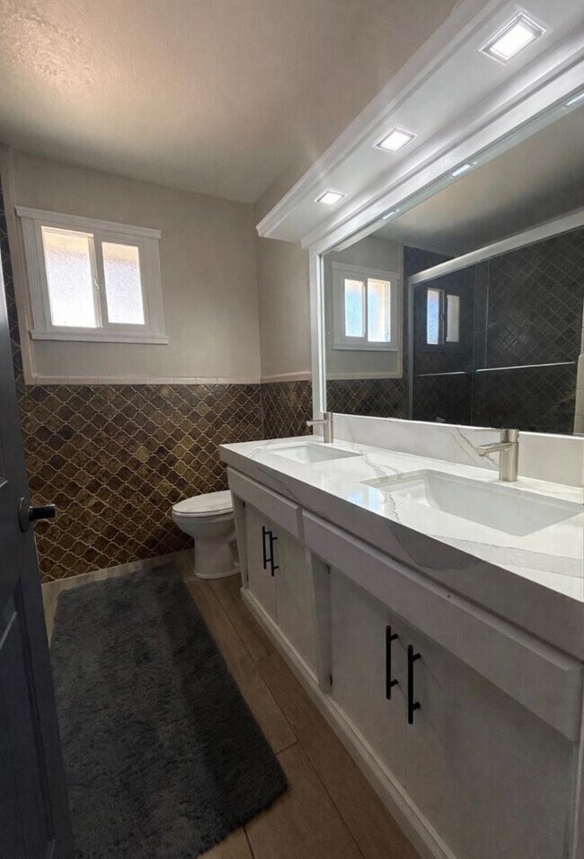 Building Photo - 1237 E Riviera Dr