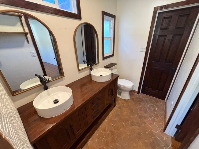 Building Photo - Adorable Spanish 2 bedroom home in the heart of Long Beach