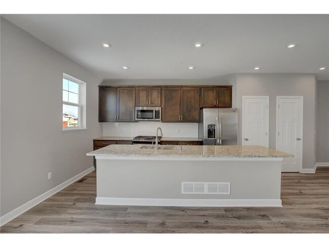 Building Photo - 855 Roselyn Dr