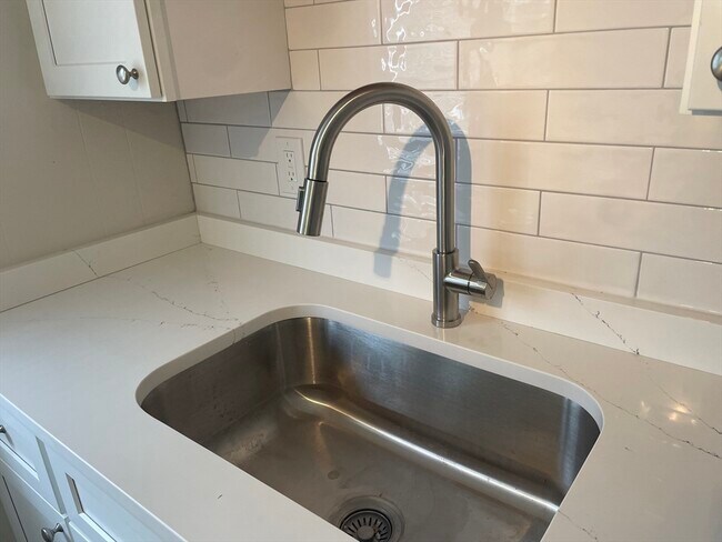 Building Photo - 8 Lothrop St