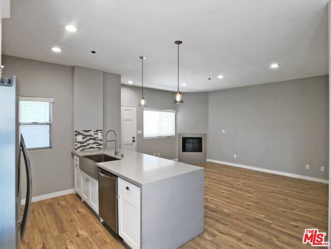 Building Photo - 10560 Santa Monica Blvd