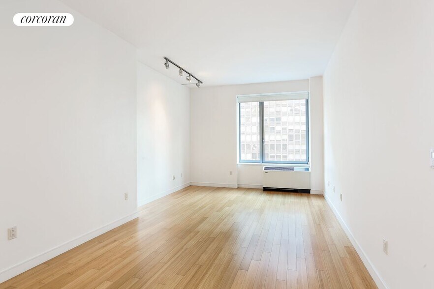 Primary Photo - 303 E 33rd St