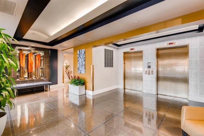 Building Photo - Immediate Availability! 2 bed/2 bath condo...