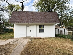 Building Photo - Remodeled Private Studio