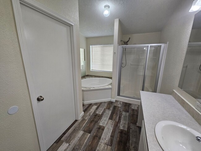 Building Photo - Spacious Home on 5 Acres For Rent!