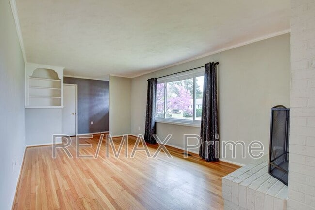 Building Photo - 609 Birch Dr