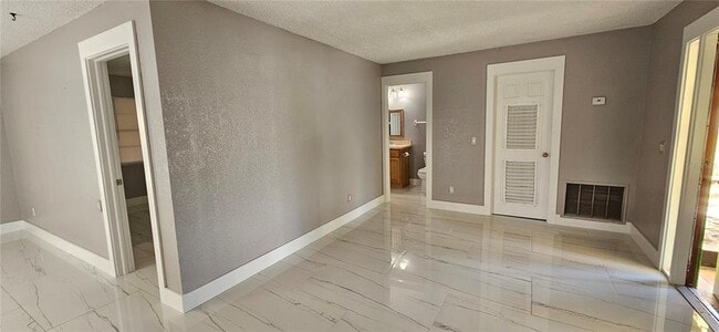 Building Photo - 606 SE 13th Ct