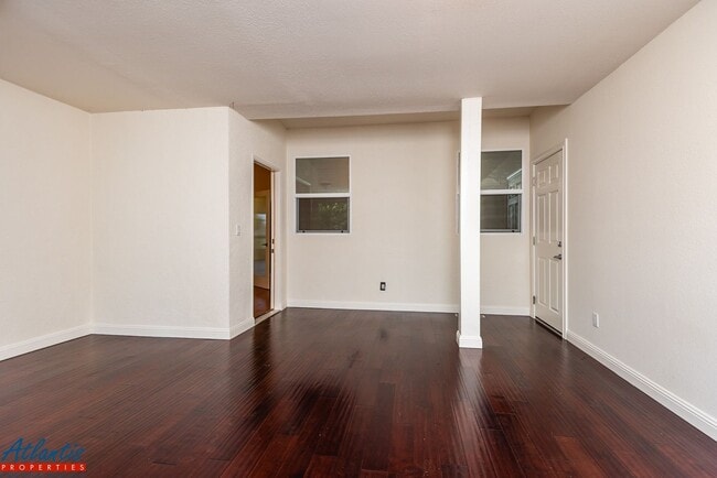 Building Photo - Stunning & Spacious Home | Panoramic Views