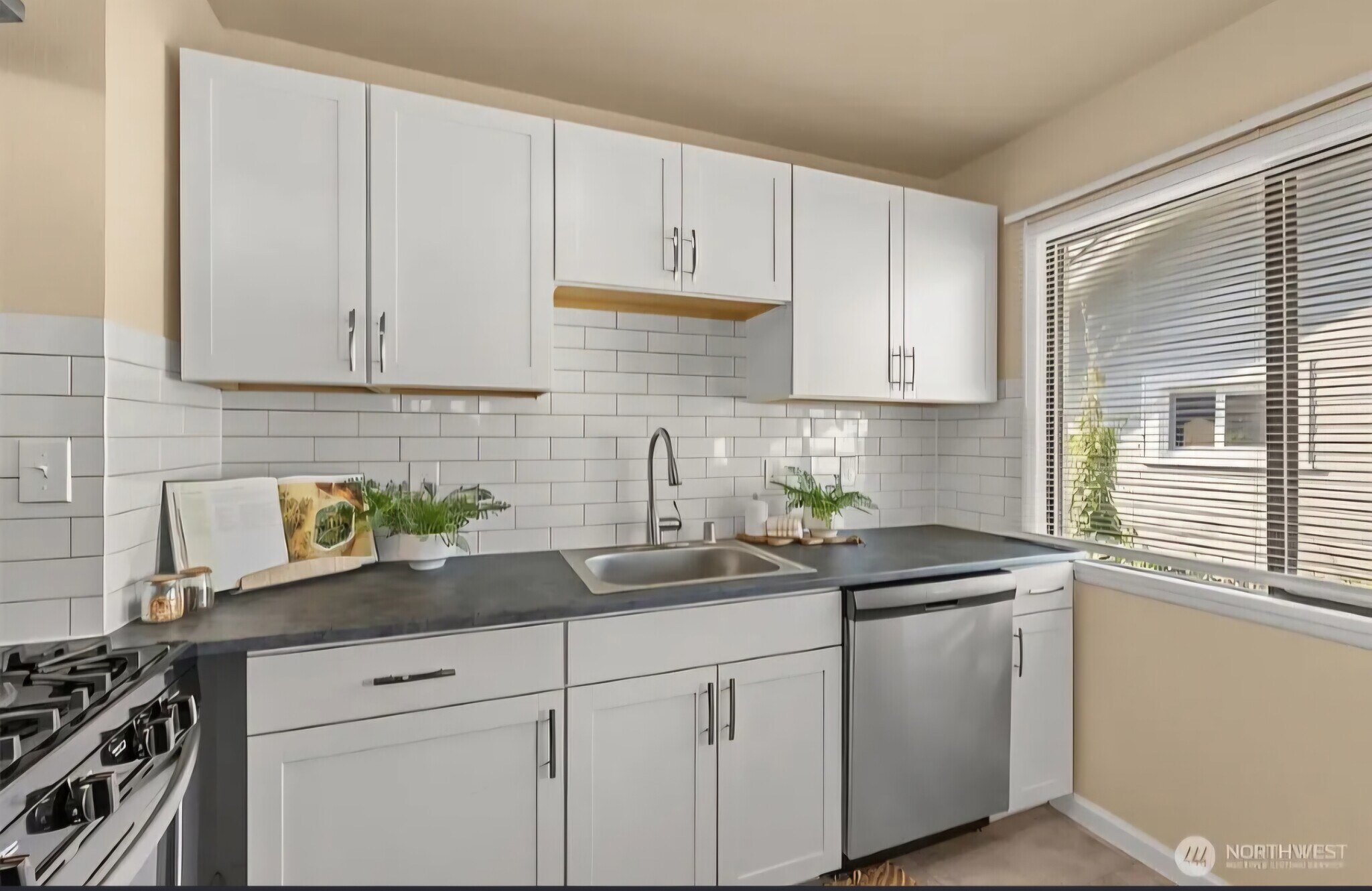 Building Photo - 3734 S Ainsworth Ave