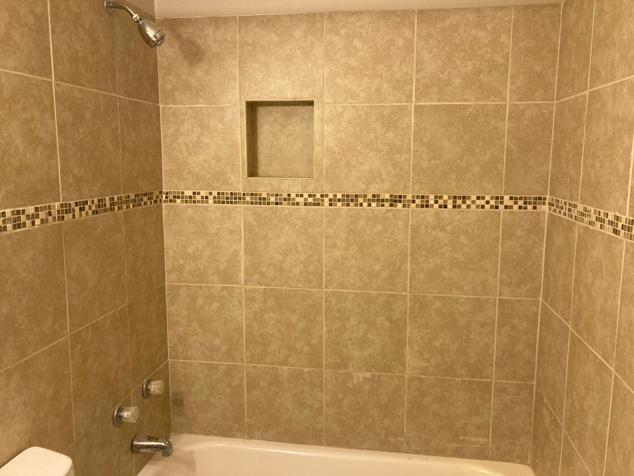 Main floor full bathroom - 5200 Peppercorn St